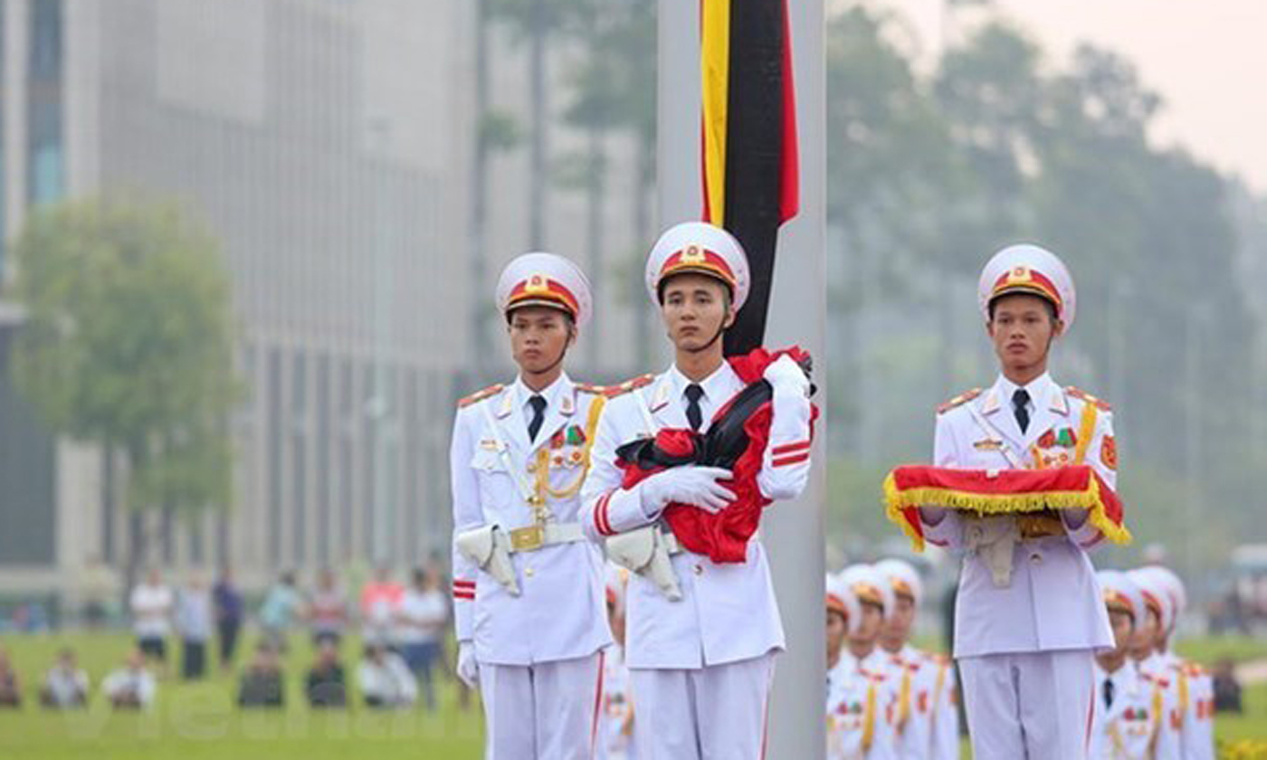 The national flag will be flown at at half-staff  during national mourning for former President General Le Duc Anh on May 3 and 4. Illustrative image (Photo: VNA)