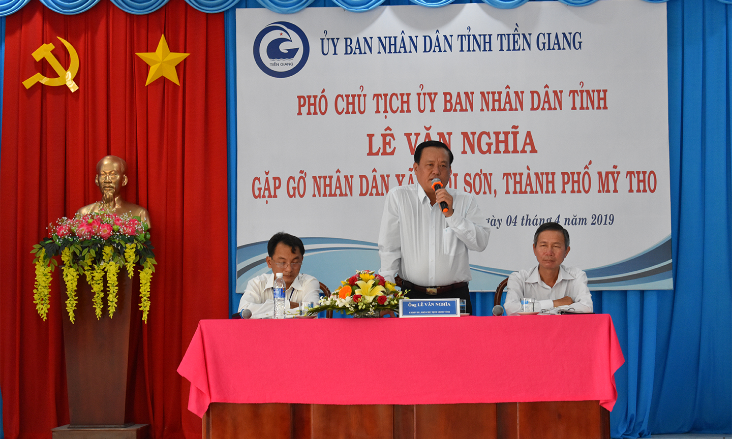 Lãnh đạo UBND tỉnh phát biểu tại buổi gặp gỡ nhân dân xã Thới Sơn, TP. Mỹ Tho.  Ảnh: PHƯƠNG MAI