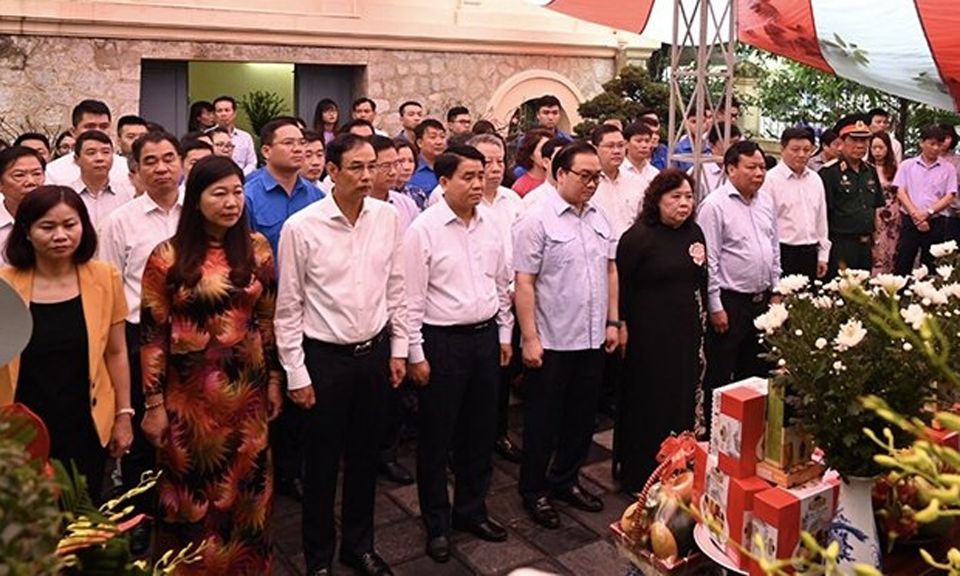 Secretary of the municipal Party Committee Hoang Trung Hai and Chairman of the municipal People's Committee Nguyen Duc Chung, along with other leaders of Hanoi, offered incense to commemorate late Party General Secretary Tran Phu.