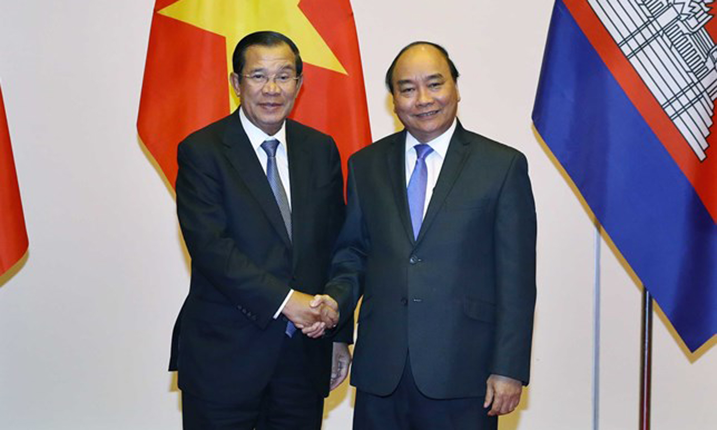 Prime Minister Nguyen Xuan Phuc (R) receives Cambodian Prime Minister Samdech Techo Hun Sen in Hanoi on May 2 (Photo: VNA)