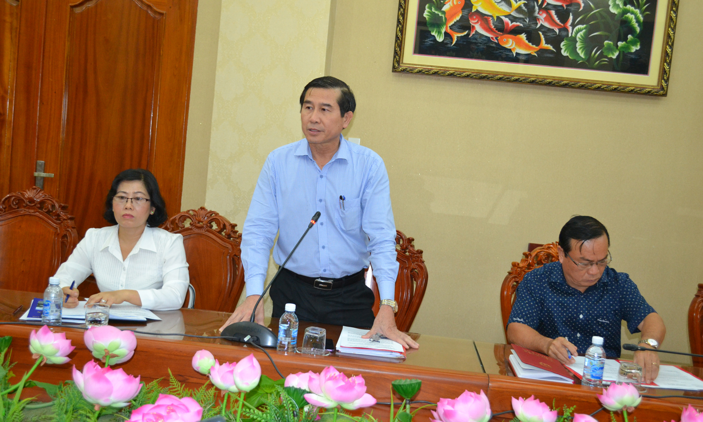 Đồng chí Lê Văn Hưởng phát biểu tại cuộc họp
