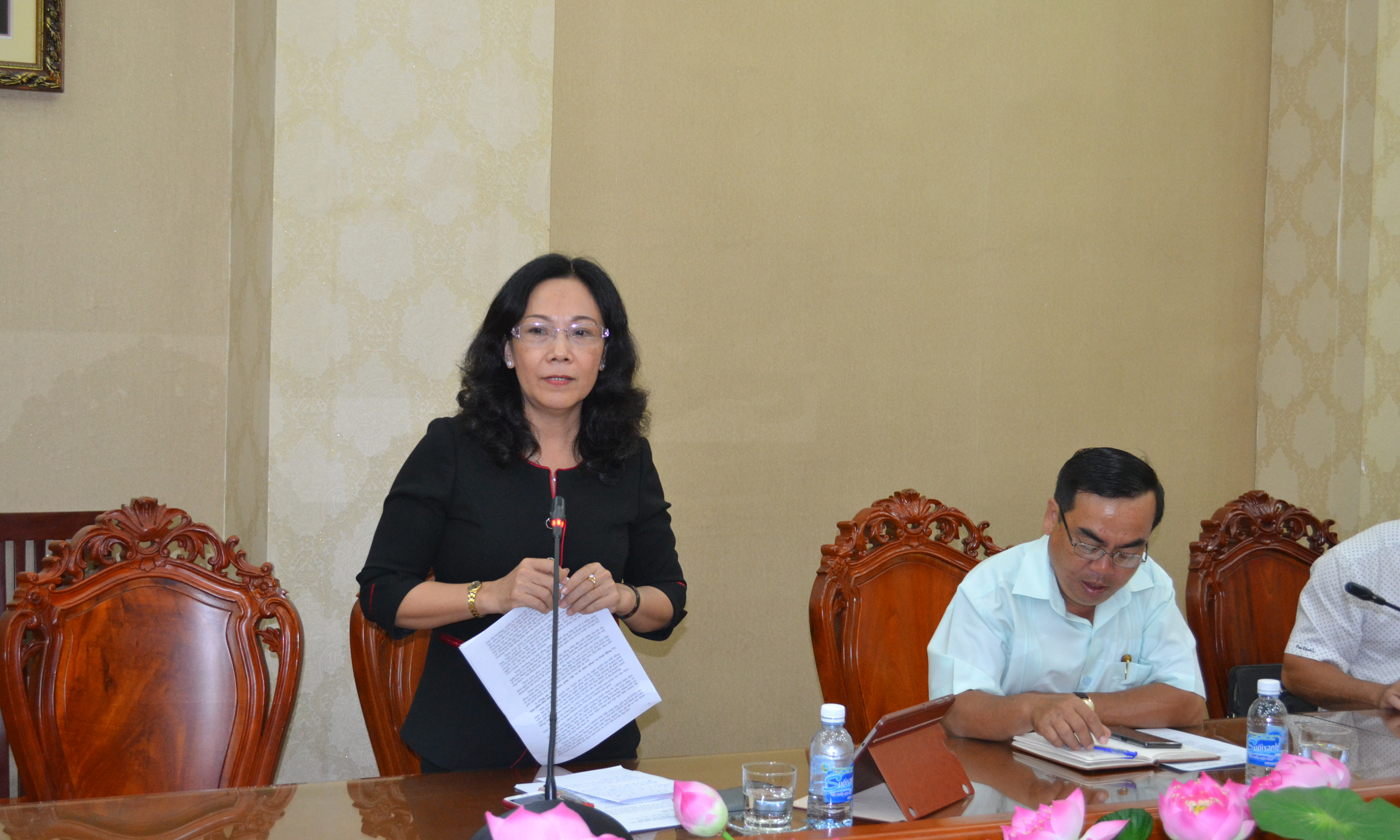 Đồng chí Nguyễn Thị Sáng phát biểu tại cuộc họp