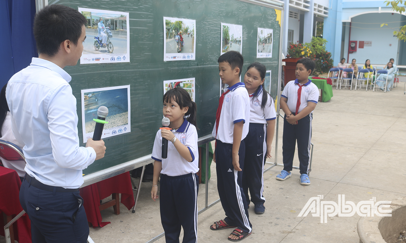 Các em học sinh kể lại các tình huống mất ATGT thông qua các tấm ảnh do chính mình chụp lại.