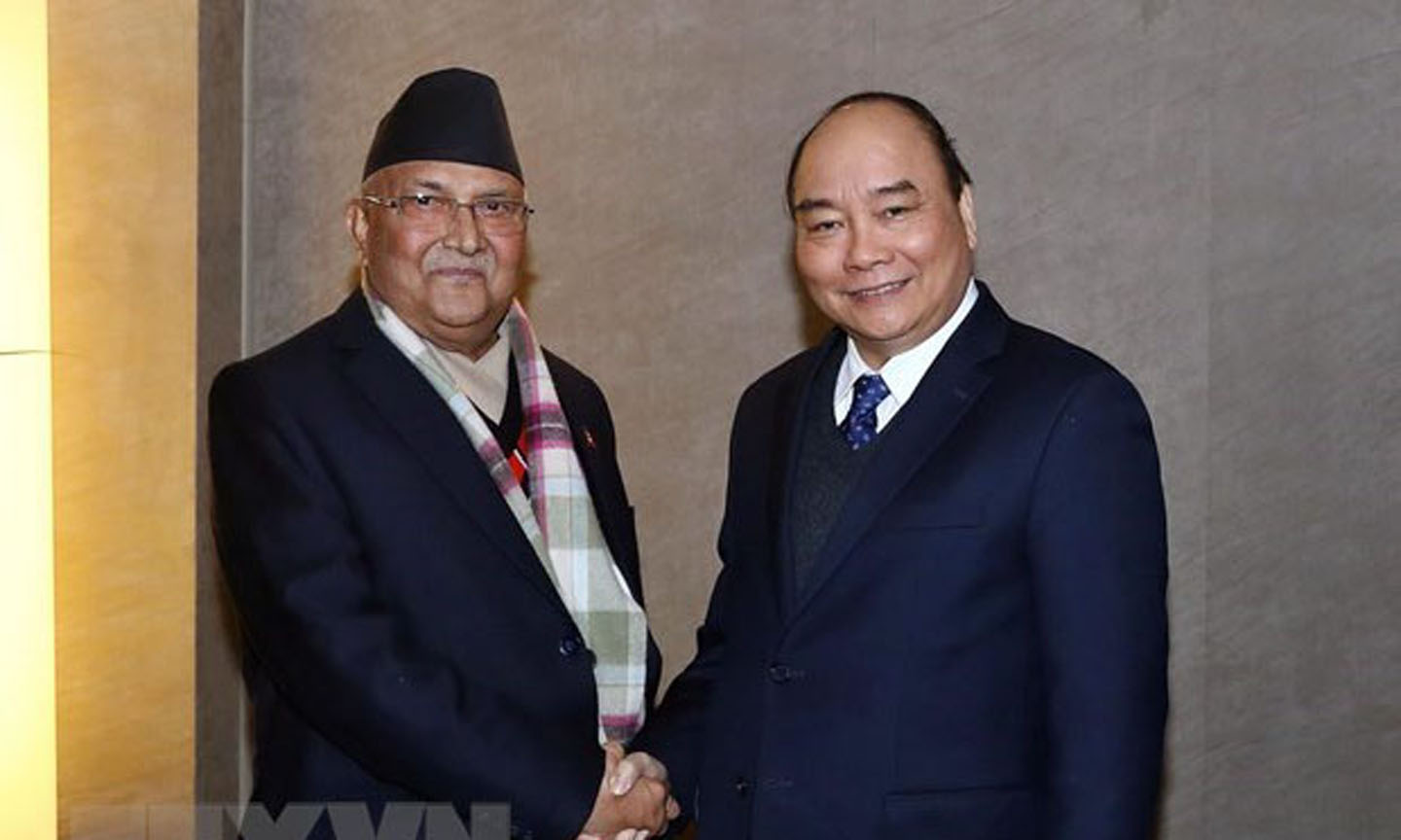 PM Nguyen Xuan Phuc (R) and Nepali PM K P Sharma Oli on the sidelines of the annual Davos World Economic Forum in January 2019 (Photo: VNA)