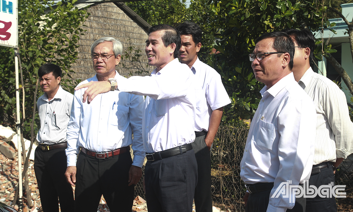 Ngay sau cuộc họp với lãnh đạo UBND TX. Cai Lậy, đồng chí Lê Văn Hưởng đã đến kiểm tra thực tế đường cao tốc Trung Lương - Mỹ Thuận.
