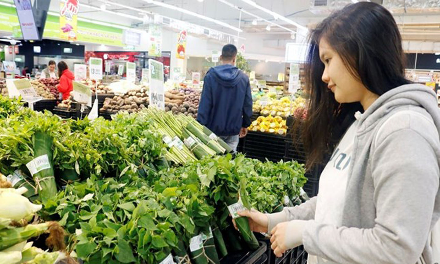 Banana leaves are used to wrap vegetables at a supermarket (Photo: VNA)