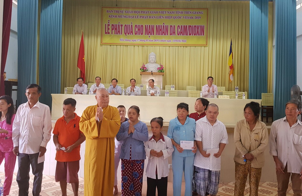 Hòa thượng Thích Huệ Minh, Trưởng Ban Trị sự Phật giáo tỉnh trao quà cho nạn nhân Dioxin 