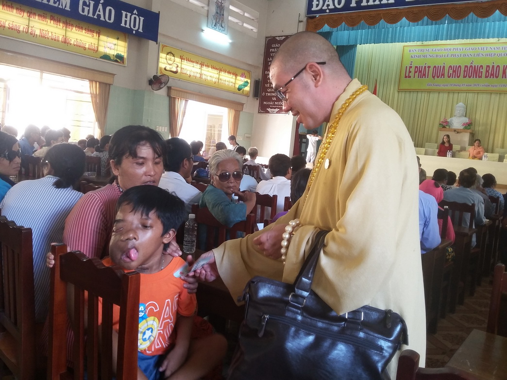 Thượng tọa Thích Quảng Lộc, Phó Trưởng Ban Trị sự Phật giáo tỉnh trao quà cho trẻ em khuyết tật