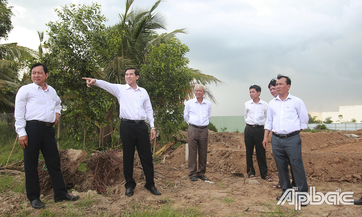  Mr. Le Van Huong inspected traffic order and safety at Tan Huong Industrial Park (Chau Thanh district).