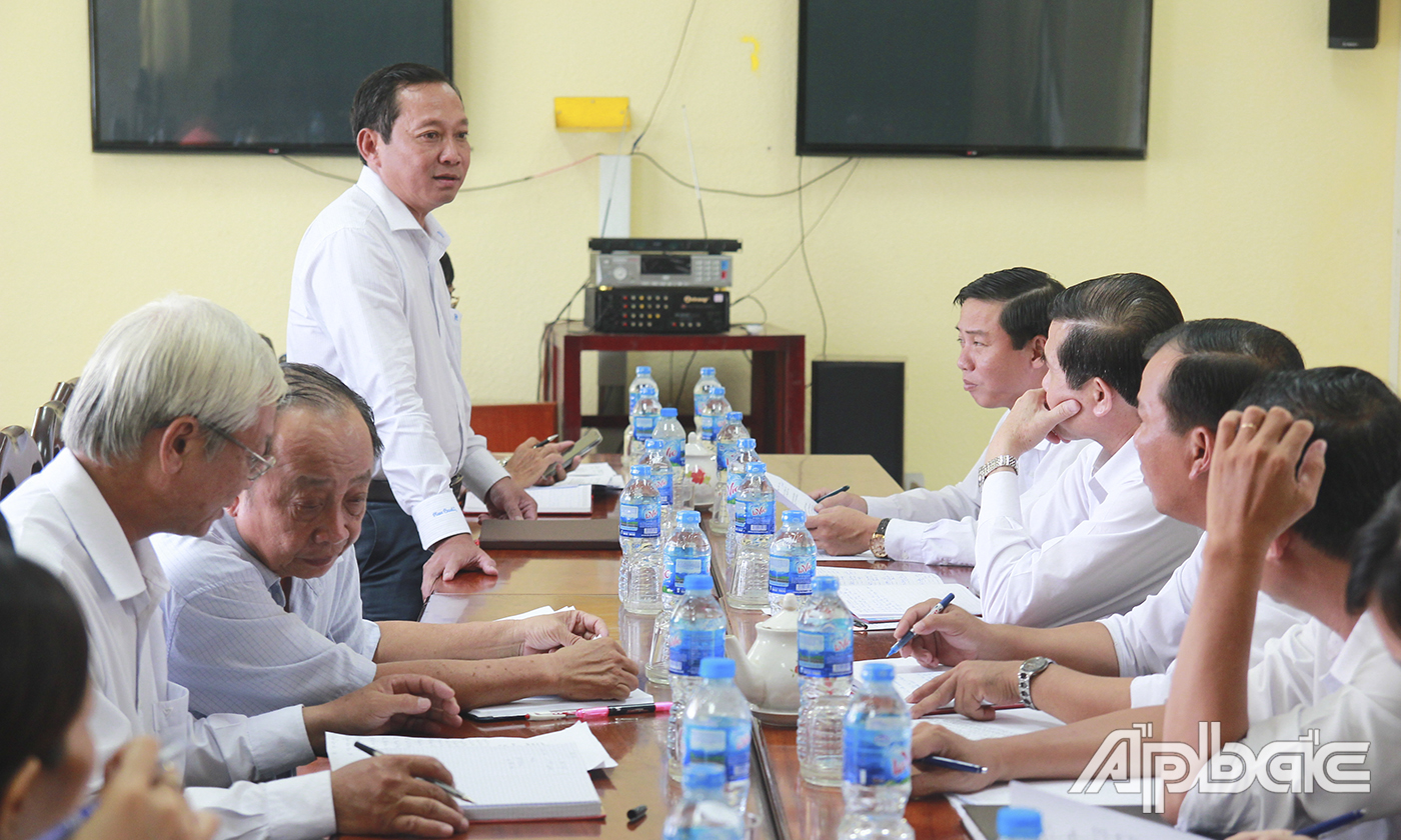 Leaders of Cai Be district report on compensation and site clearance of the Trung Luong - My Thuan Expressway project.