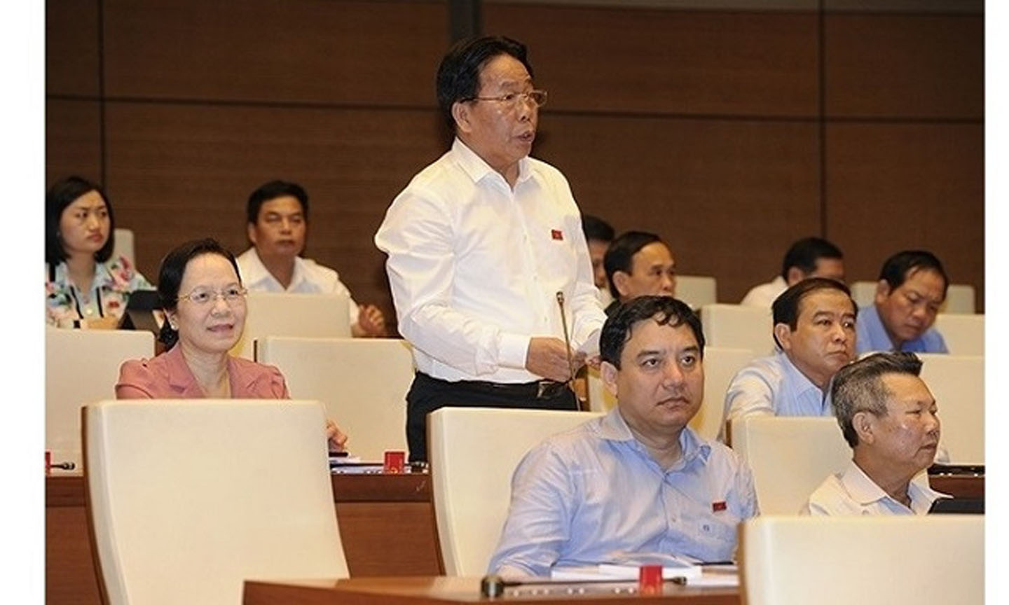 A NA deputy from Hai Phong speaks during a debate at the second working day of the NA's seventh session, Hanoi, May 21, 2019. (Photo: NDO)