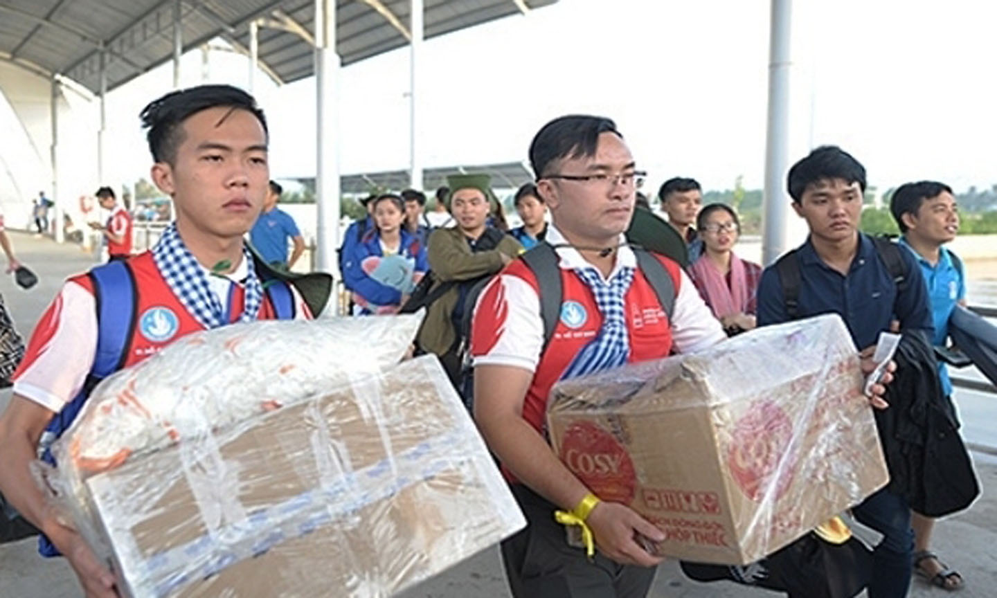 Students transporting gifts from the mainland to Con Dao island district