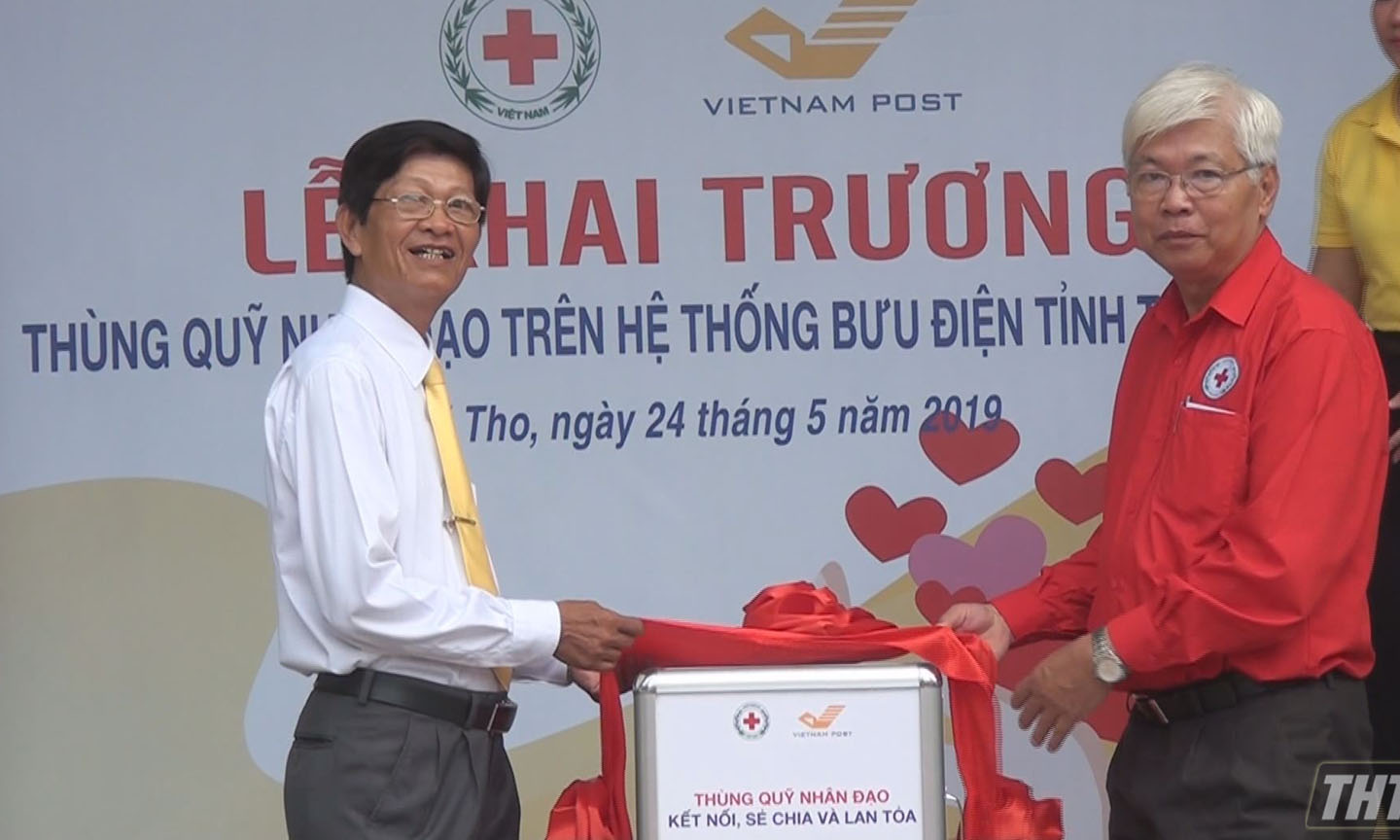 Leaders of Tien Giang Red Cross and My Tho Post Office performed the opening ceremony of the humanitarian fund box ...