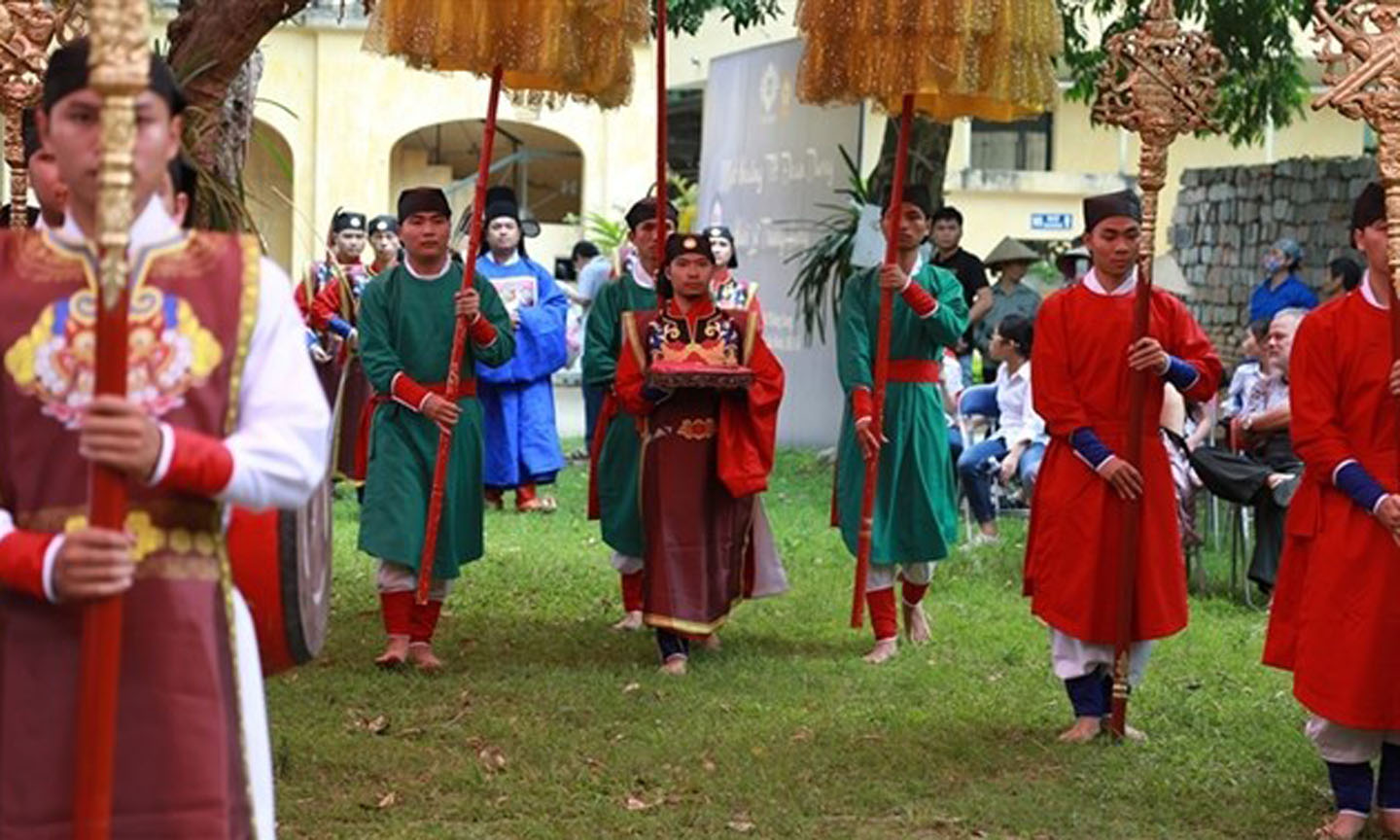  Giving fans ritual is reproduced during the Doan Ngo Festival at the Thang Long Imperial Citadel in Hanoi (Photo: VNA)