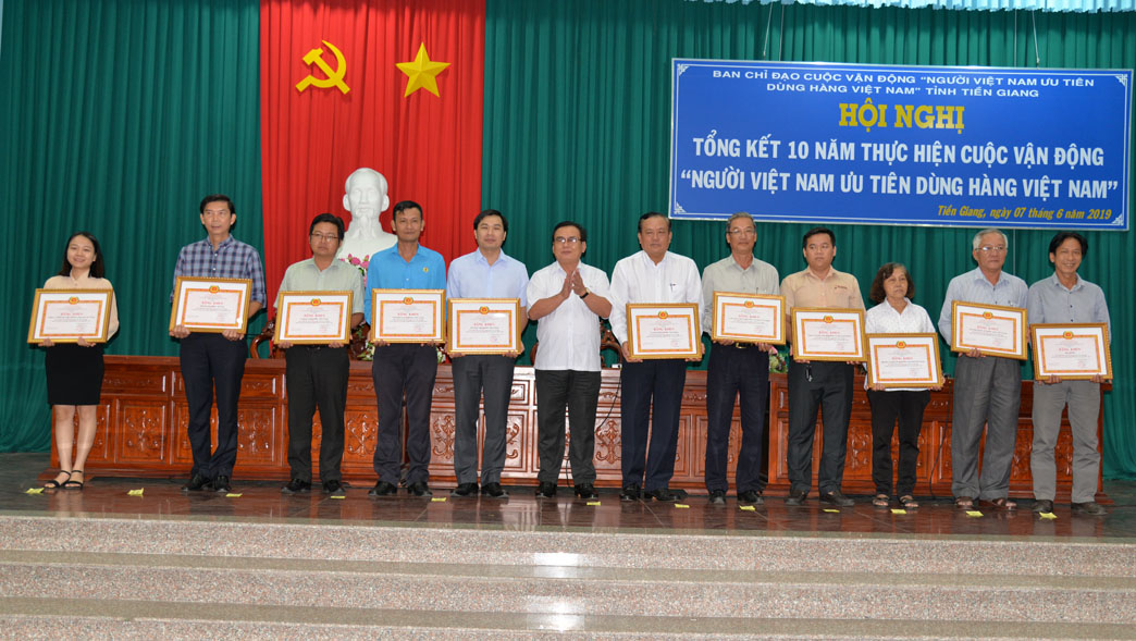 Deputy Secretary of the Provincial Party Committee, Vo Van Binh awarded Certificate of Merit from the Provincial Party Committee to collectives