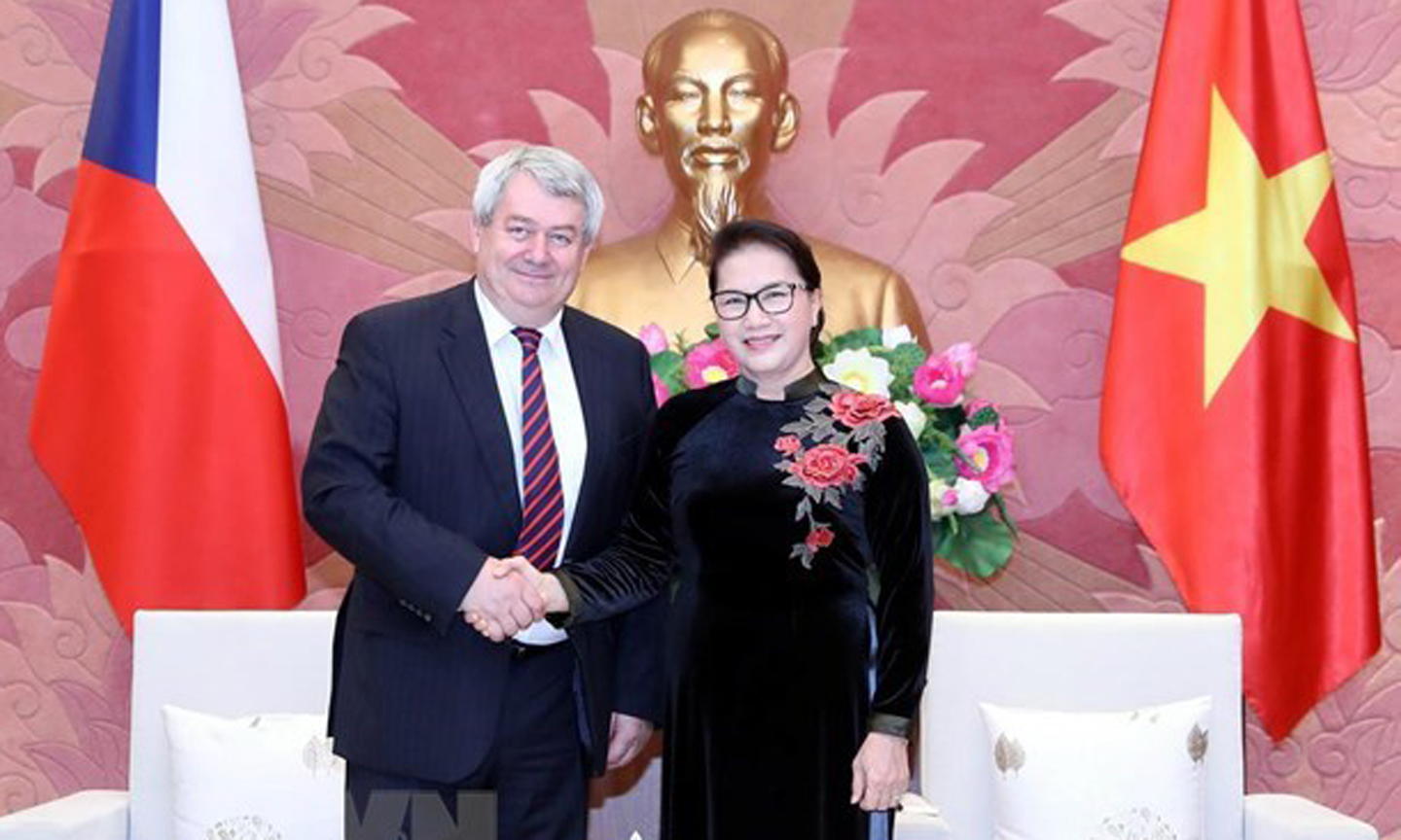 Chairwoman of the National Assembly Nguyen Thi Kim Ngan (R) and Vice Chairman of the Czech Parliament’s Chamber of Deputies Vojtěch Filip (Photo: VNA)