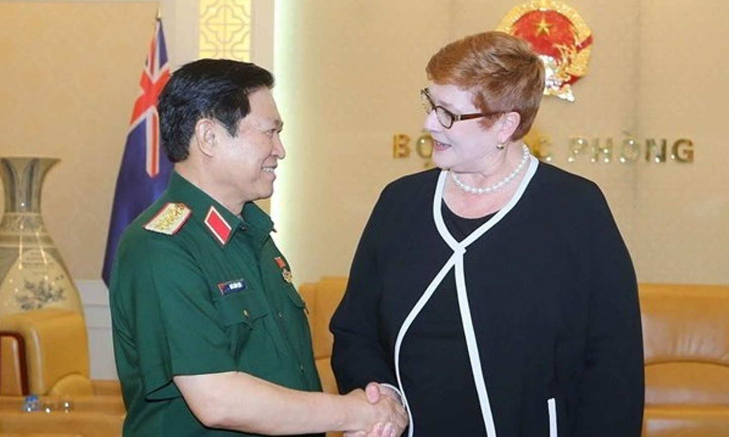  Minister of National Defence Gen. Ngo Xuan Lich (L) shakes hands with Australian Minister for Foreign Affairs Senator Marise Payne (Photo: VNA)