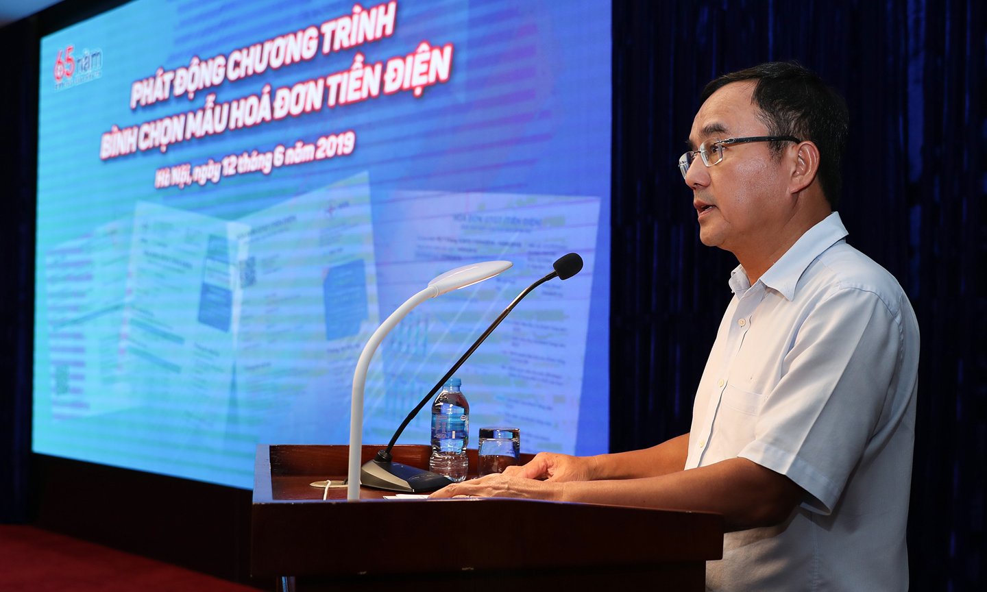 Chủ tịch HĐTV EVN Dương Quang Thành phát động chương trình bình chọn mẫu hóa đơn tiền điện - Ảnh: Ngọc Tuấn
