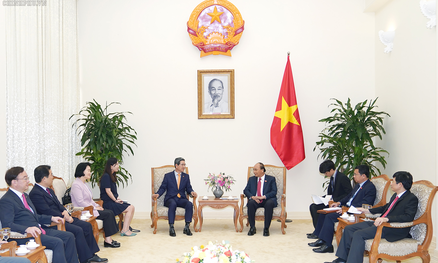 PM Nguyen Xuan Phuc (R) receives Chairman of the RoK-Vietnam Parliamentary Friendship Group Kim Hack-yong. (Photo: VGP)