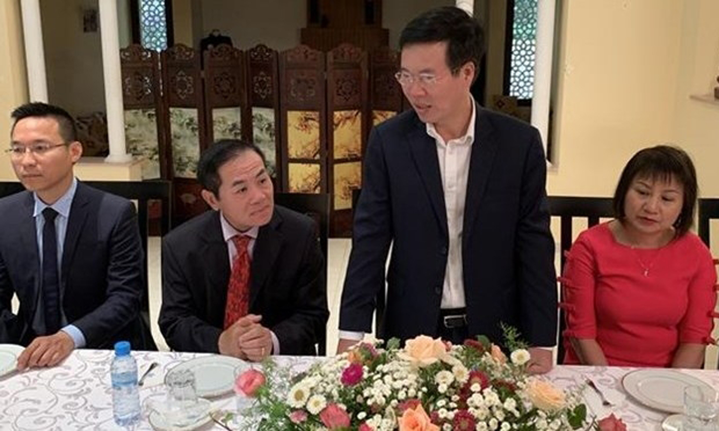 Head of the CPV Central Committee’s Commission for Communication and Education Vo Van Thuong (standing) in the meeting with the Vietnamese Embassy in Morocco (Photo: VNA)