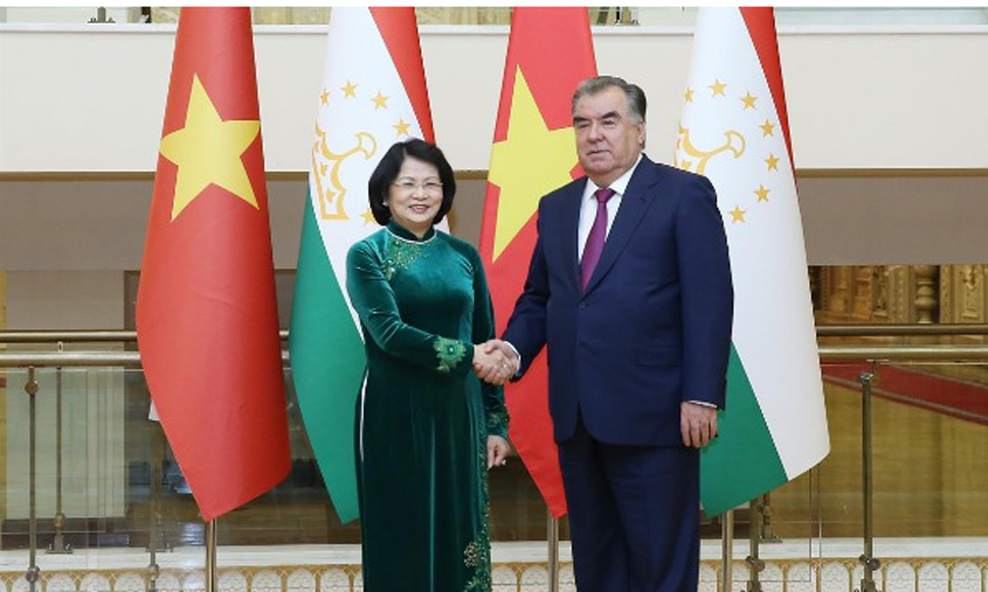 President of Tajikistan Emomali Rahmon (R) receives Vice President Dang Thi Ngoc Thinh. (Photo: VNA)