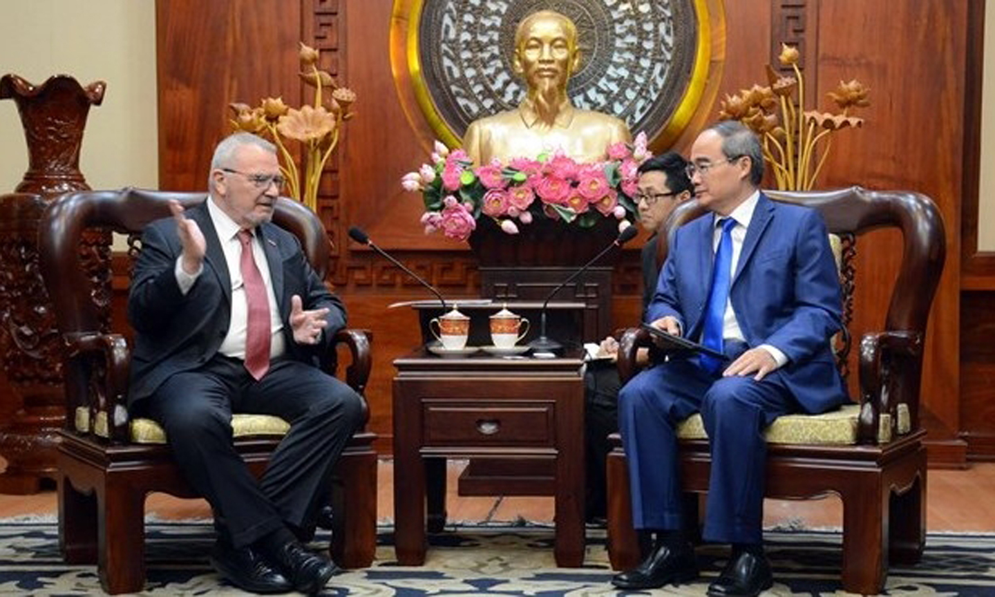 Politburo member and Secretary of the Ho Chi Minh City Party Committee Nguyen Thien Nhan (R) meets with received Senior Vice President of the US-ASEAN Business Council Michael Michalak on June 17 (Photo: VNA)