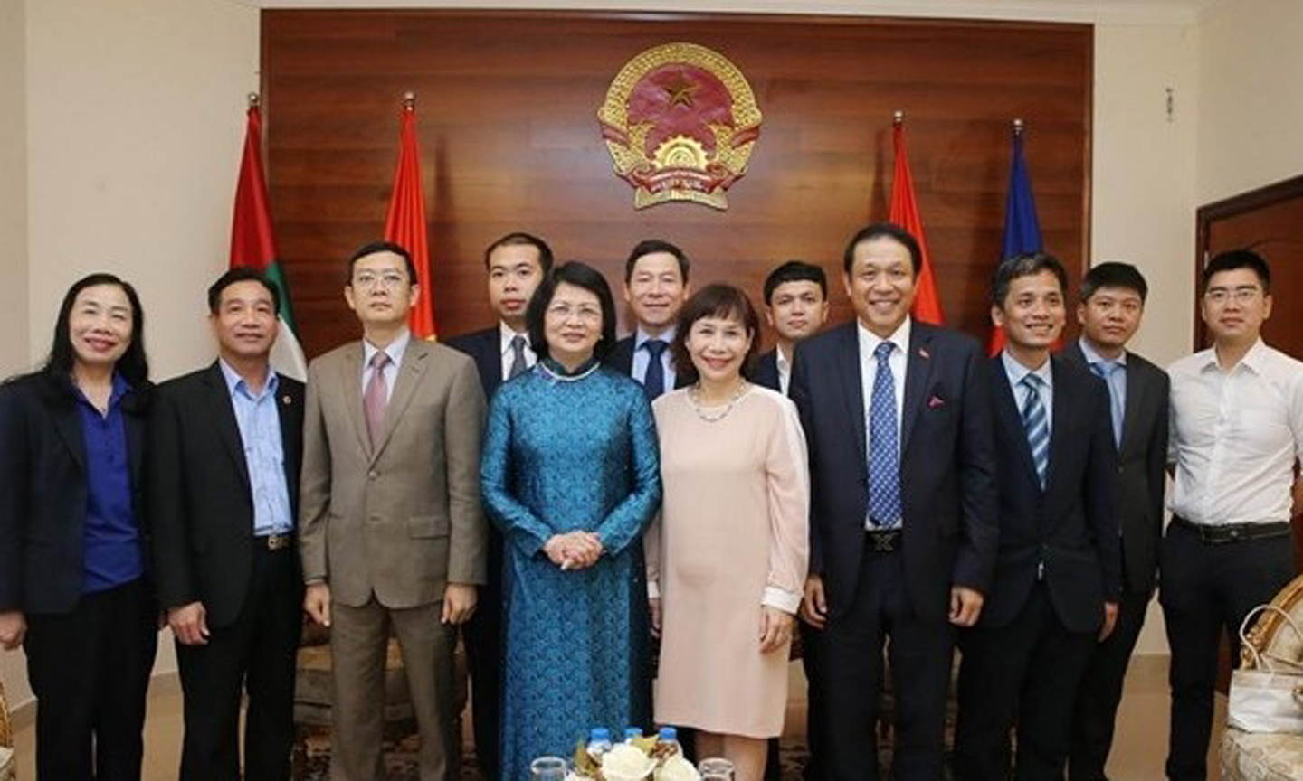 Vice President Dang Thi Ngoc Thinh (fourth from left) poses with officials and employees at the Vietnamese Embassy in the UAE. (Photo: VNA)