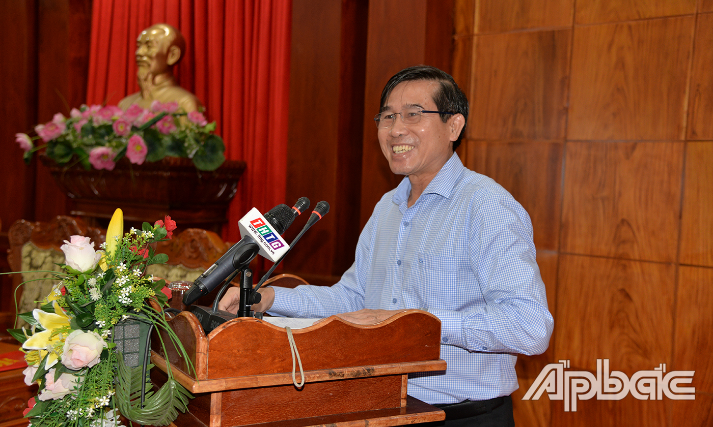 Chairman of the Provincial People's Committee Le Van Huong speaks at the working session. Photo: HOAI THU