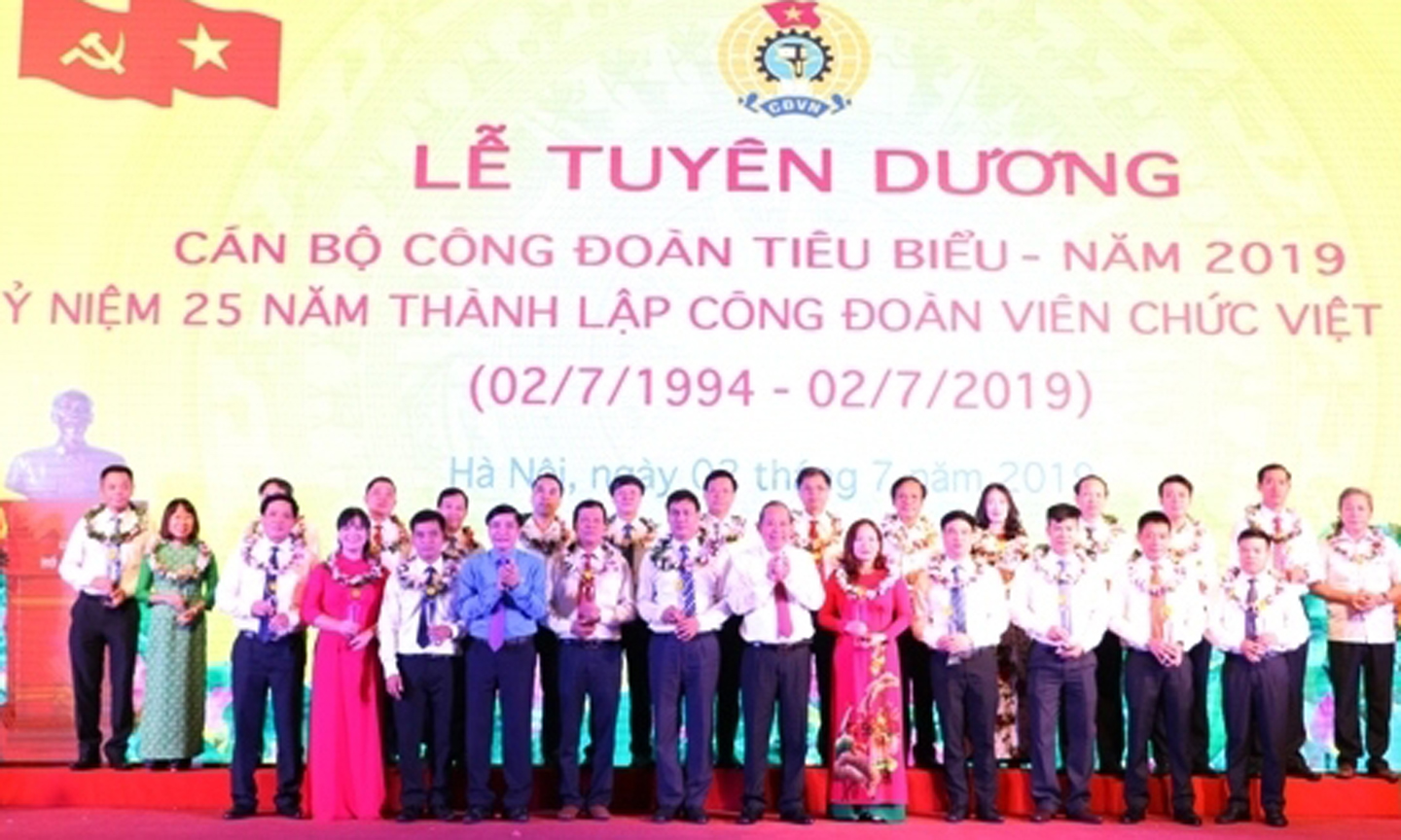 Politburo member and Deputy PM Truong Hoa Binh speaks at the ceremony. (Photo: Vietnam Public Sector Union)