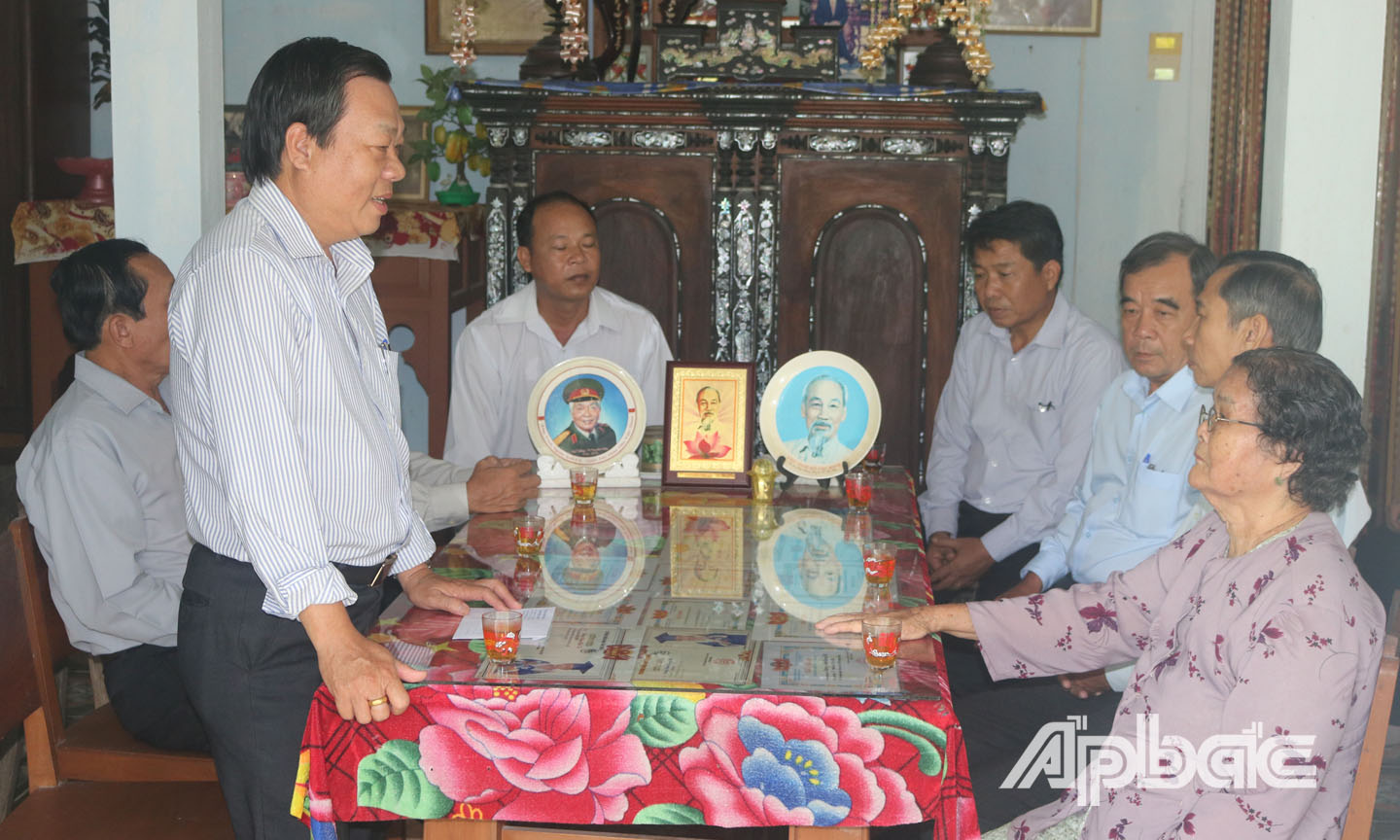 Đồng chí Nguyễn Ngọc Trầm đến thăm, tặng quà gia đình Mẹ Việt Nam Anh hùng Dương Thị Sáu, ấp Tân Bình, xã Tân Thới, huyện Tân Phú Đông.