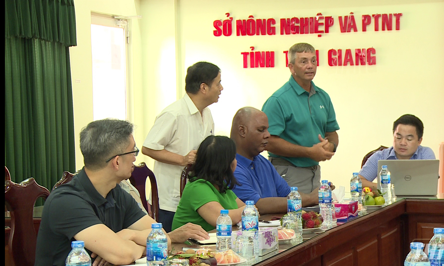  American experts speak at the meeting. Photo: Manh Cuong