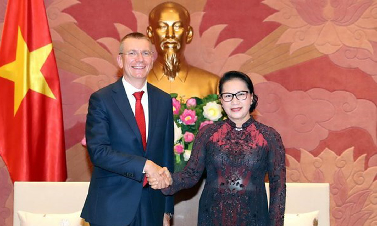 Chairwoman of the National Assembly Nguyen Thi Kim Ngan (right) and Latvian Foreign Minister Edgars Rinkevics (Photo: VNA)