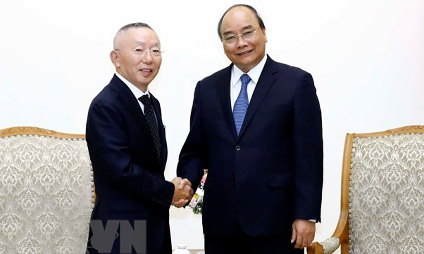 Prime Minister Nguyen Xuan Phuc (R) and Yanai Tadashi, Chairman and CEO of  Fast Retailing  (Source: VNA)