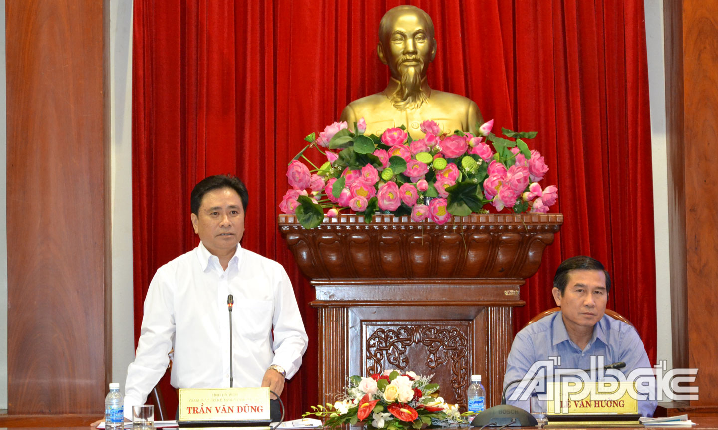 Vice Chairman of the Provincial People's Committee Tran Van Dung speaks at the conference.