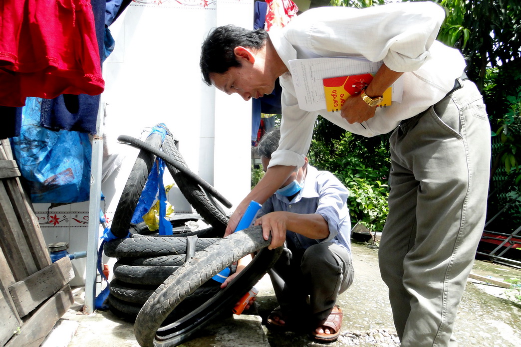 Bác sĩ CKII Lê Đăng Ngạn, Phó Giám đốc Trung tâm Kiểm soát bệnh tật, kiểm tra sốt xuất huyết tại huyện Châu Thành.