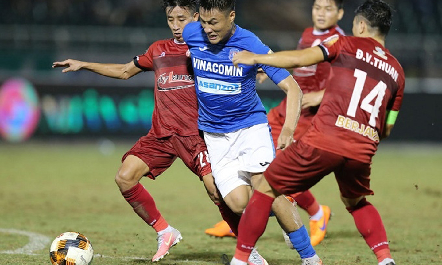 Quang Ninh Coal forward Mac Hong Quan (C) in action with HCM City players during their V.League match on August 17. (Photo: VPF)