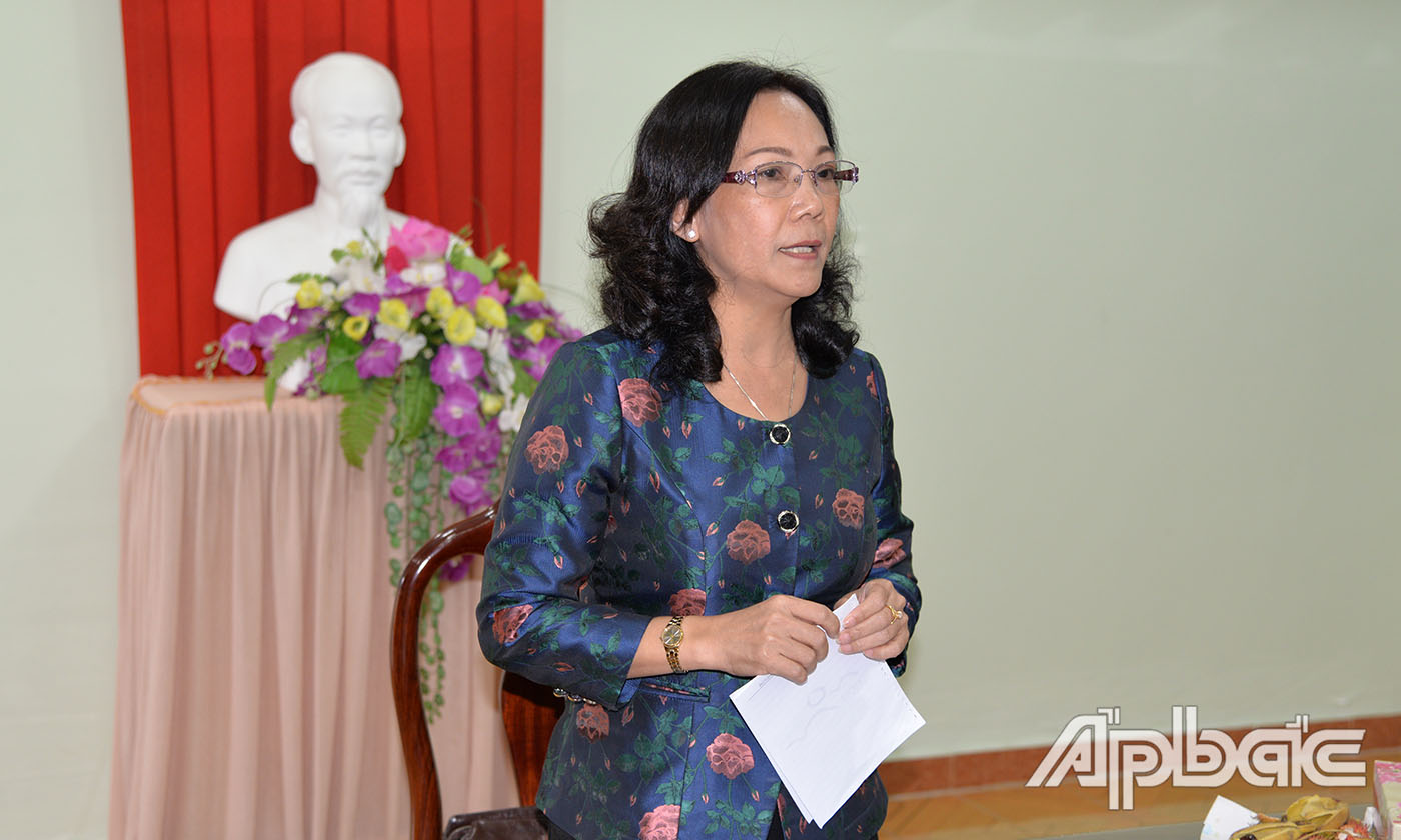  Comrade Nguyen Thi Sang speaks at the working session. Photo: THU HOAI