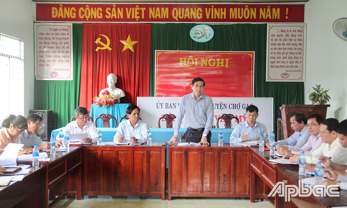 At the working session in Hoa Dinh. Photo: VAN THAO