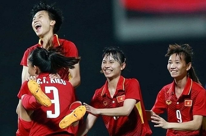 Tuyet Dung celebrates with teammates after scoring the decisive goal for Vietnam. (Photo: Vnexp