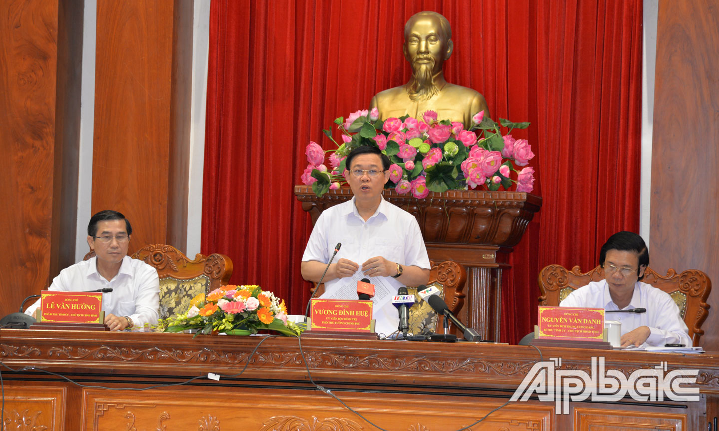  Deputy Prime Minister Vuong Dinh Hue speaks at the meeting.