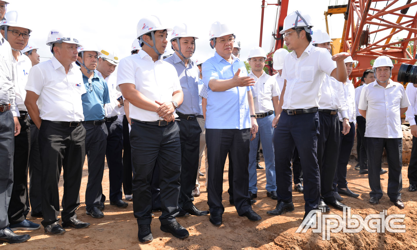 Deputy PM Vuong Dinh Hue examining the progress of Trung Luong - My Thuan expressway project 