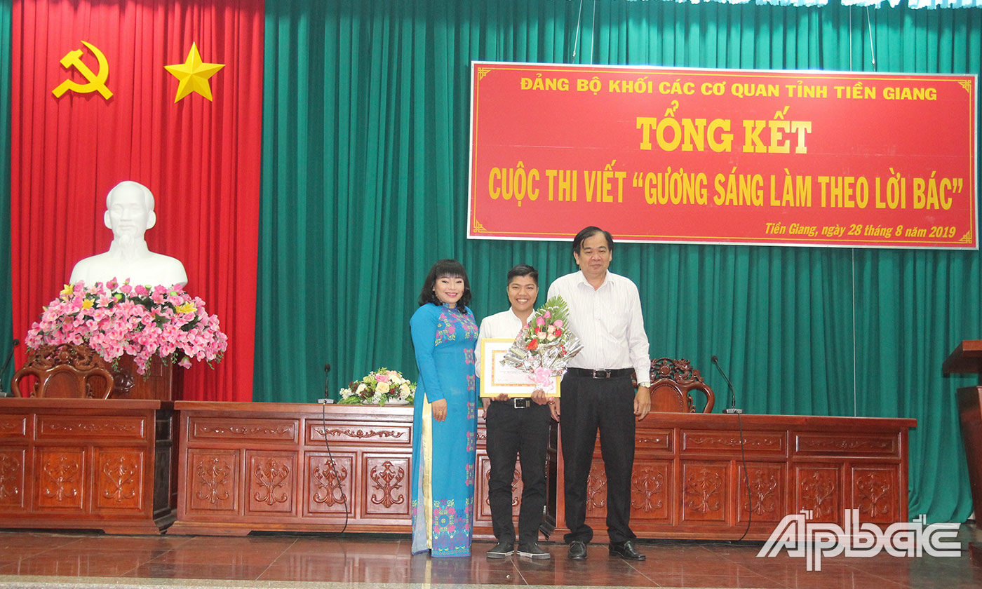 Tác giải Võ Song An, đơn vị Đại học Tiền Giang đạt giải Nhất nhóm tác giả không chuyên.