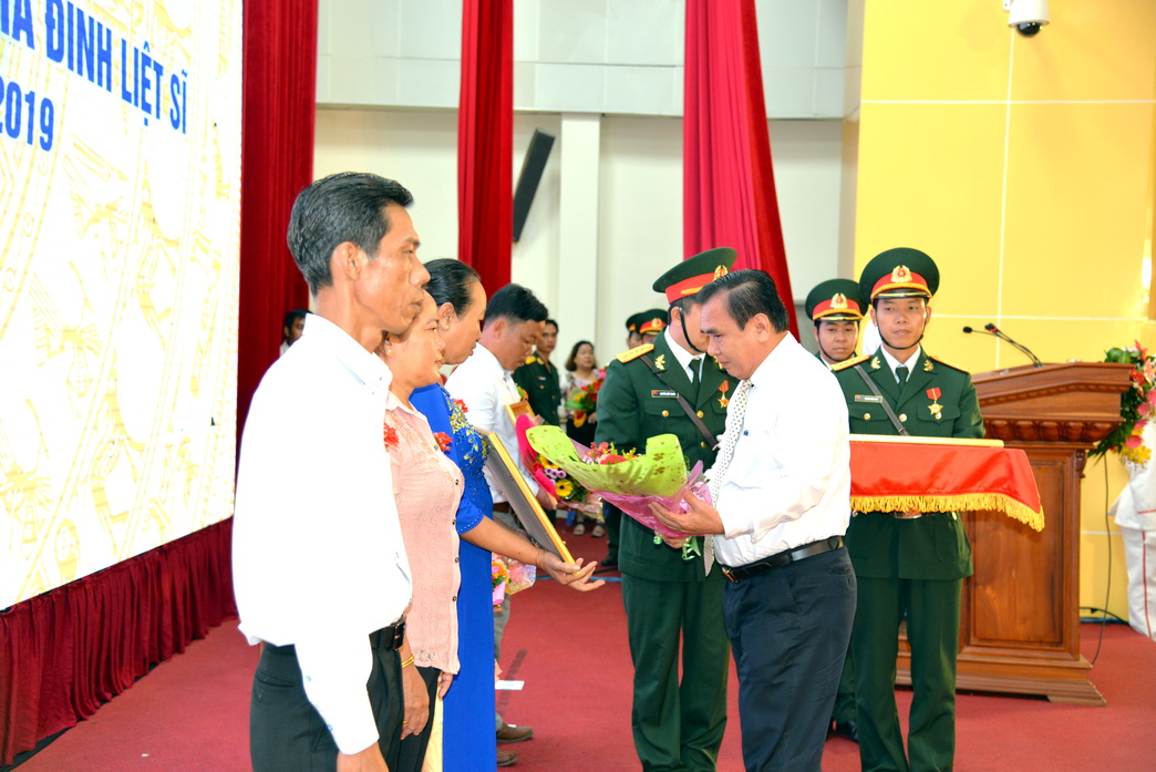 Đồng chí Võ Văn Bình, Phó Bí thư Thường trực Tỉnh ủy trao Bằng truy tặng danh hiệu vinh dự Nhà nước “Bà mẹ Việt Nam Anh hùng” cho thân nhân các Mẹ