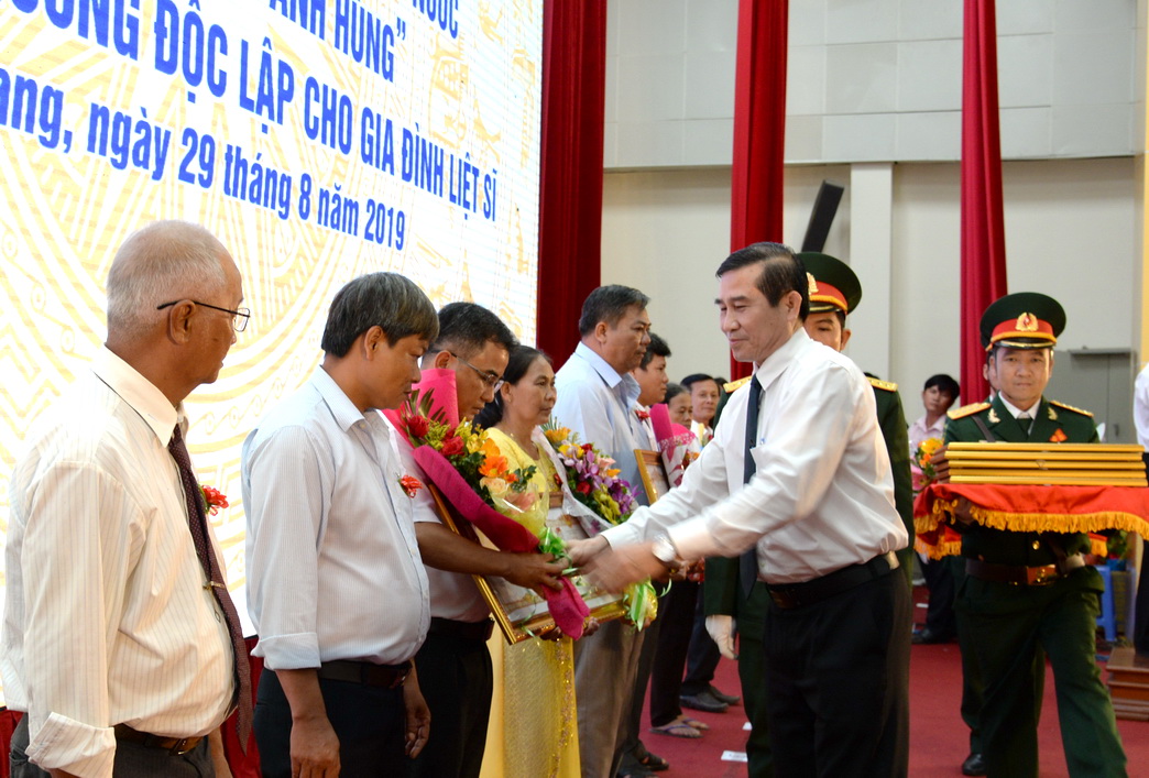 Đồng chí Lê Văn Hưởng, Phó Bí thư Tỉnh ủy, Chủ tịch UBND tỉnh trao Bằng truy tặng danh hiệu vinh dự Nhà nước “Bà mẹ Việt Nam Anh hùng” cho thân nhân các Mẹ