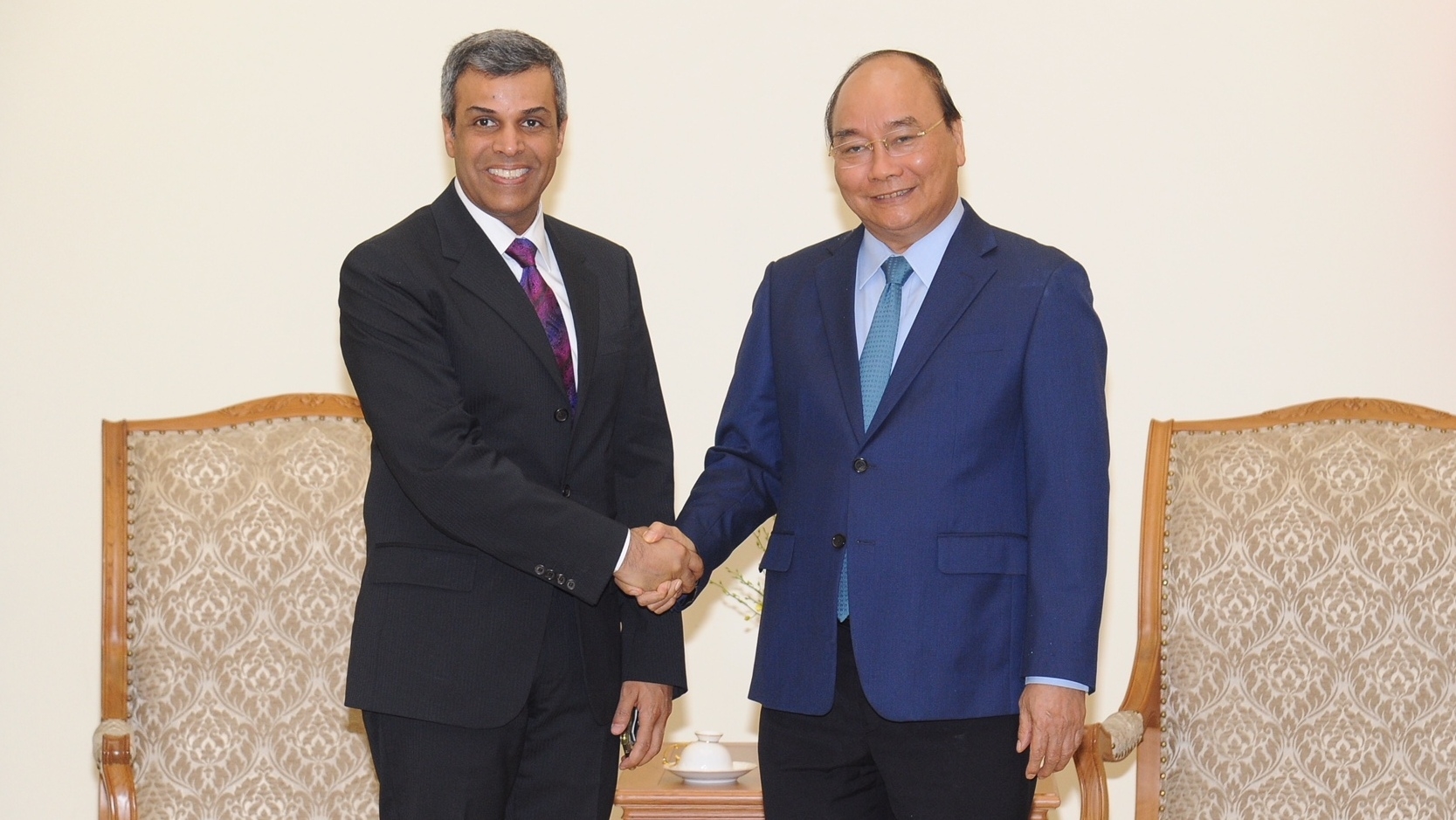Prime Minister Nguyen Xuan Phuc (R) and Kuwaiti Minister of Oil and Electricity and Water Khaled Ali Al Fadhel. Photo: NDO