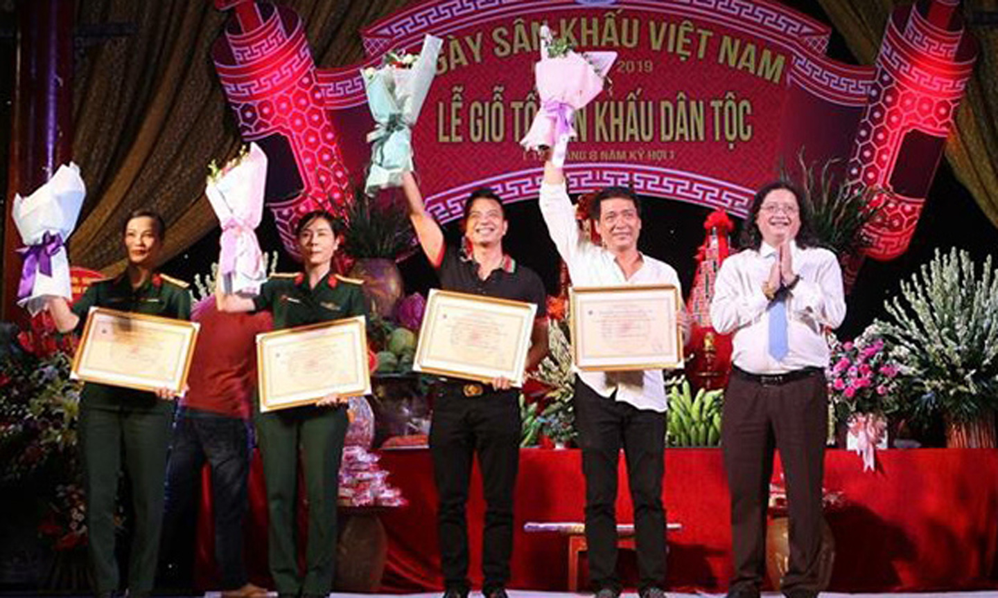 Outstanding composers are honoured at the ceremony. (Photo: VNA)