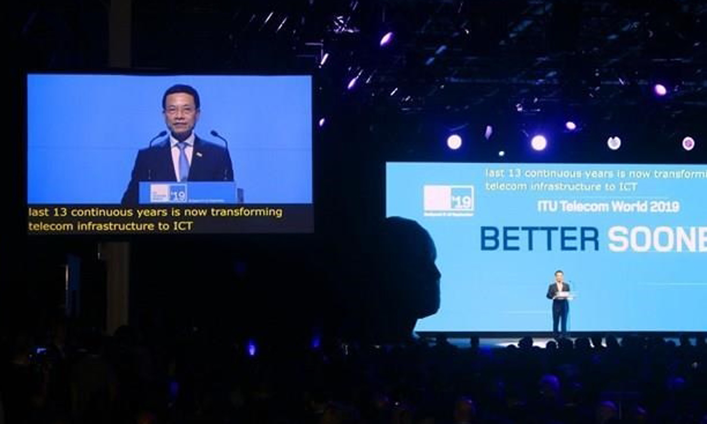 Minister of Information and Communications Nguyen Manh Hung speaks at the ITU Telecom World 2019 in Budapest, Hungary (Photo: VNA)