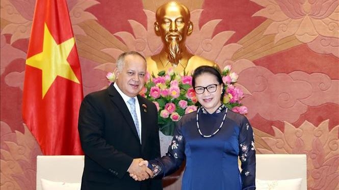 NA Chairwoman Nguyen Thi Kim Ngan (right) and First Vice President of the United Socialist Party of Venezuela, Diosdado Cabello. (Photo: VNA)