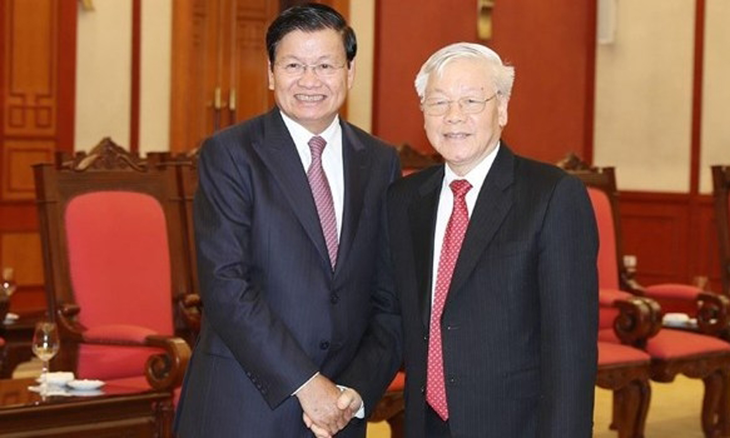 Party General Secretary and State President Nguyen Phu Trong (R) receives Lao Prime Minister Thongloun Sisoulith in Hanoi on October 1 (Photo: VNA)