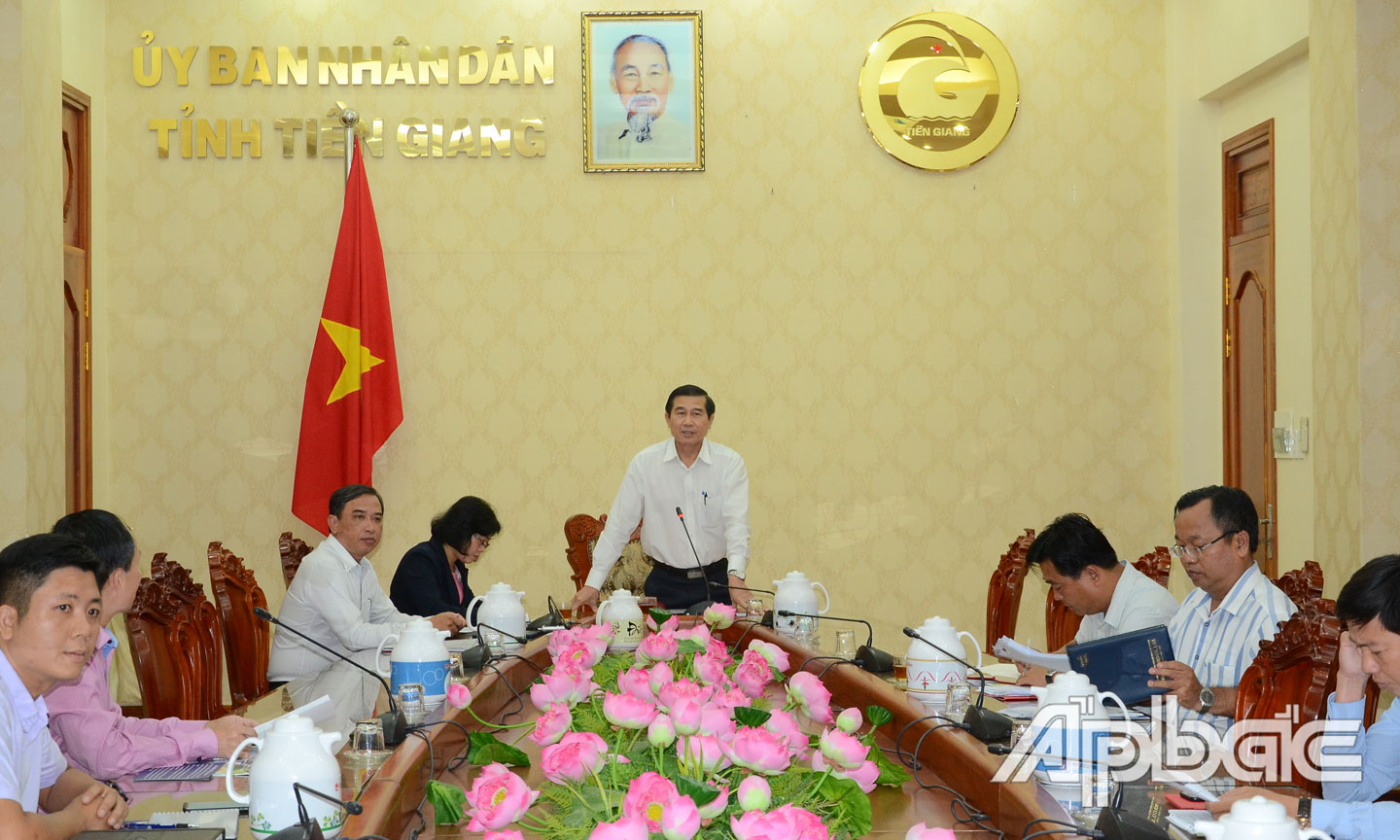 Chairman of the Tien Giang provincial People's Committee Le Van Huong speaks at the meeting.